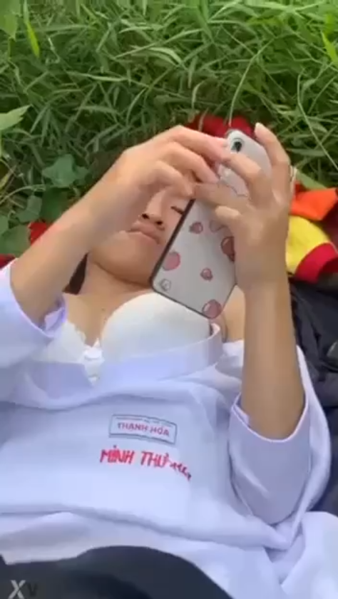 Bawa aku ke semak rumput remas teteknya