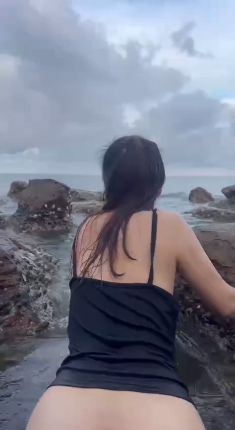 Doggy Cewek Baju Hitam di Pantai