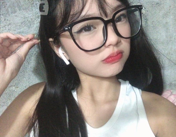 Gadis Cantik Berkacamata yang Mesum Colmek Memek Mudanya